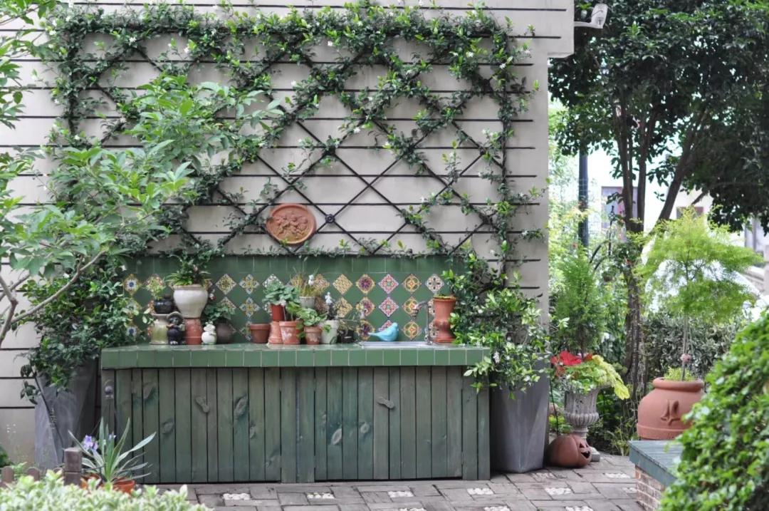 在當(dāng)年西施采花的地方，她用3年暴改房前屋后，把家安在了沒有圍墻的花園里